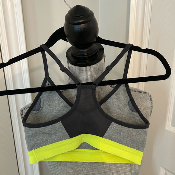 NIKE Sports Bra - Picture 1 of 2
